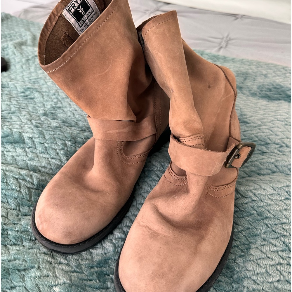 Women’s brown suede Frye riding boots. Size 6.5